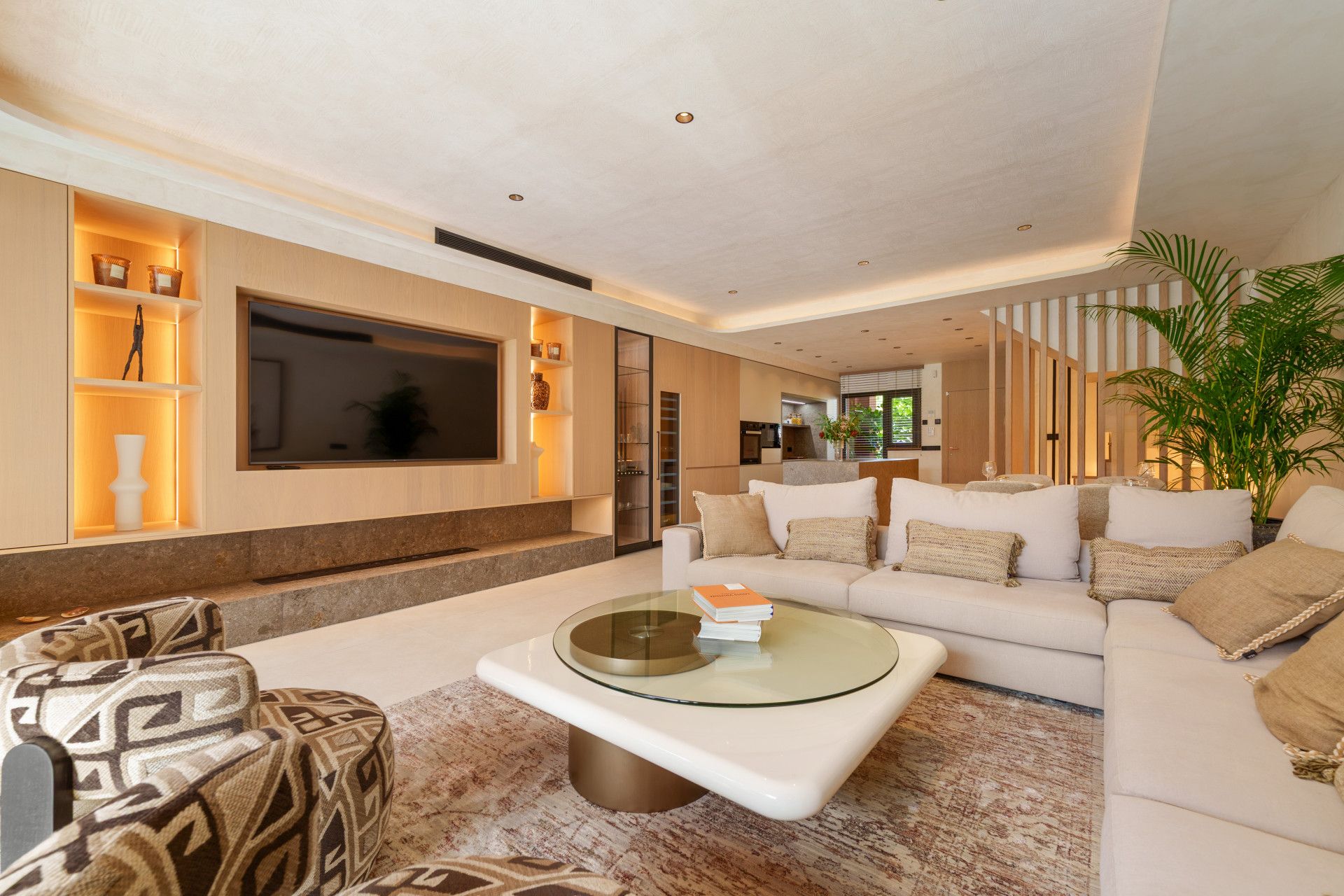 Sala d'estar de Casa adosada en venda en Marbella amb Aire condicionat, Jardí privat i Terrassa