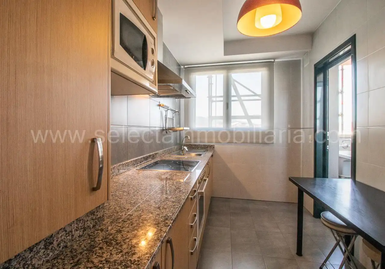Cuina de Apartament de lloguer en Pontevedra Capital  amb Calefacció, Traster i Moblat