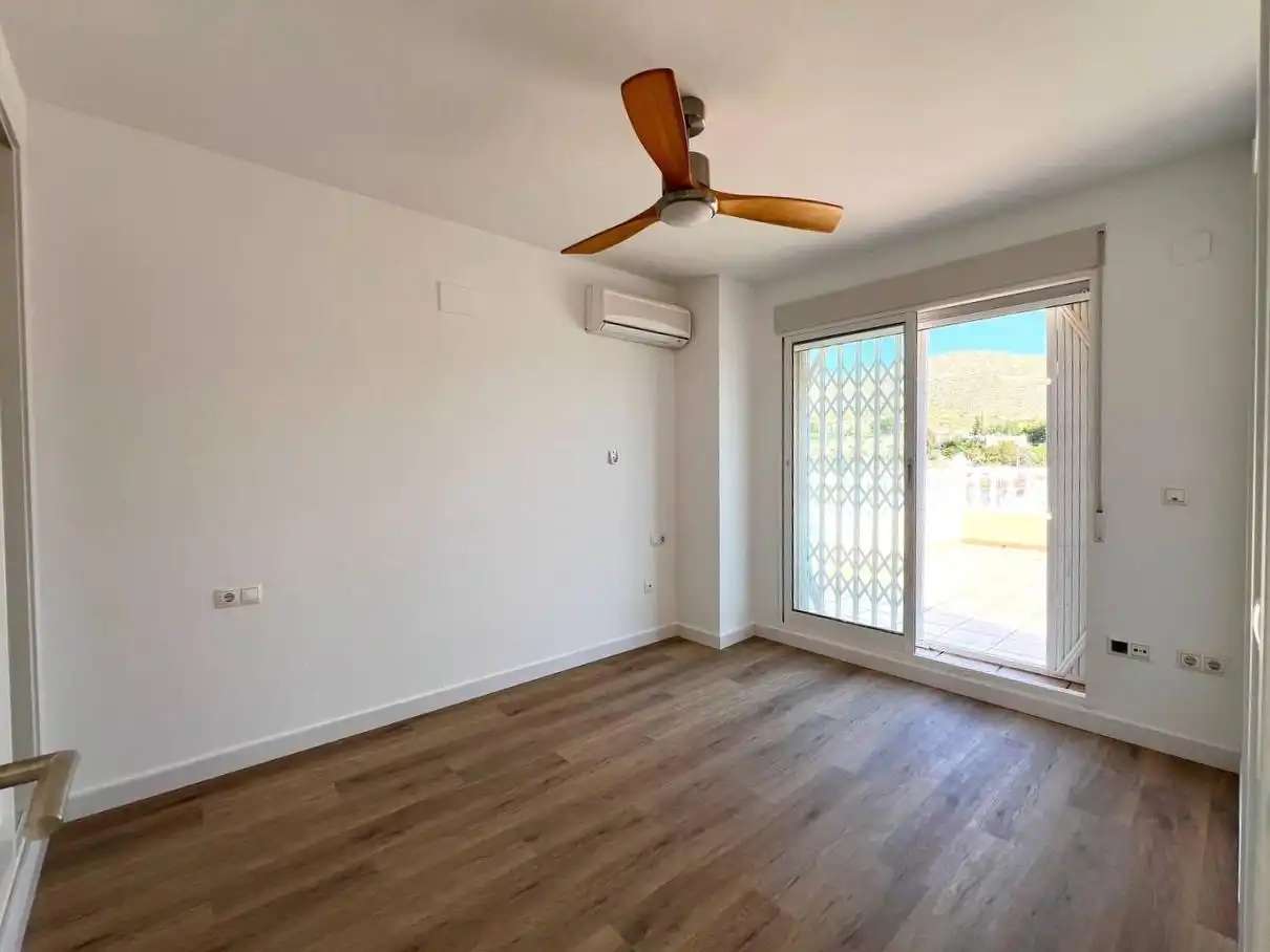 Habitación de Casa o chalet en venta en El Campello con Aire acondicionado, Calefacción y Jardín privado