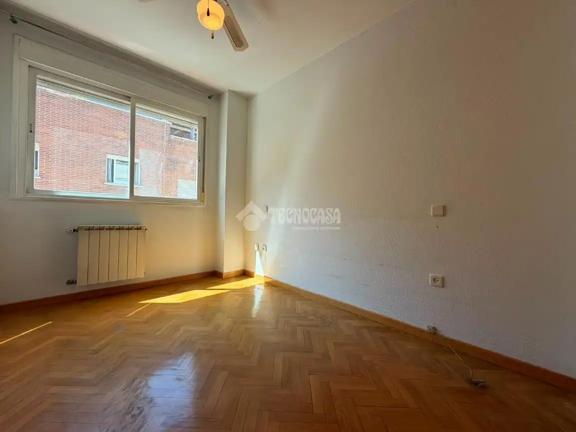 Schlafzimmer von Wohnung zum Verkauf in Madrid mit Klimaanlage und Heizung