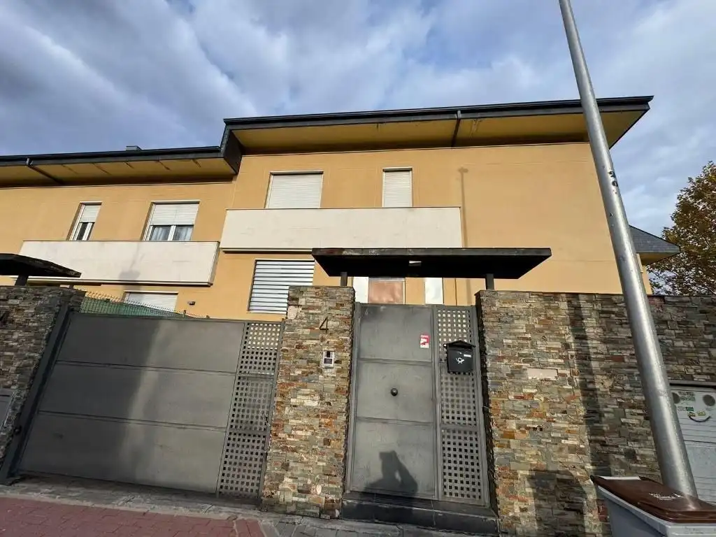 Exterior view of Houses for sale in  Madrid Capital  with Heating, Private garden and Terrace