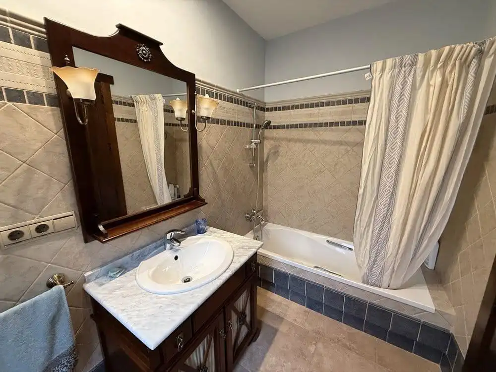 Baño de Finca rústica en venta en Colomera con Calefacción, Terraza y Piscina