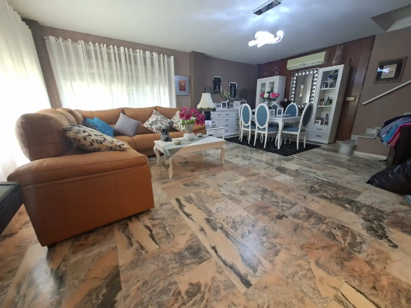 Sala de estar de Casa o chalet en venta en Espartinas con Aire acondicionado, Jardín privado y Trastero