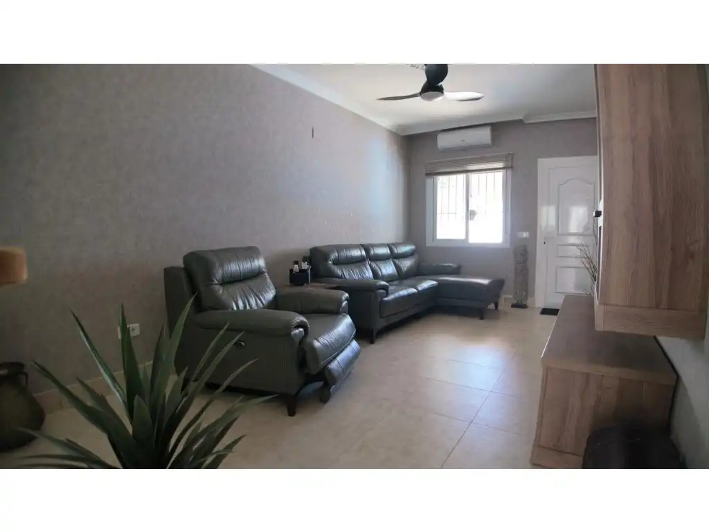 Sala d'estar de Casa adosada en venda en Orihuela amb Aire condicionat, Jardí privat i Piscina