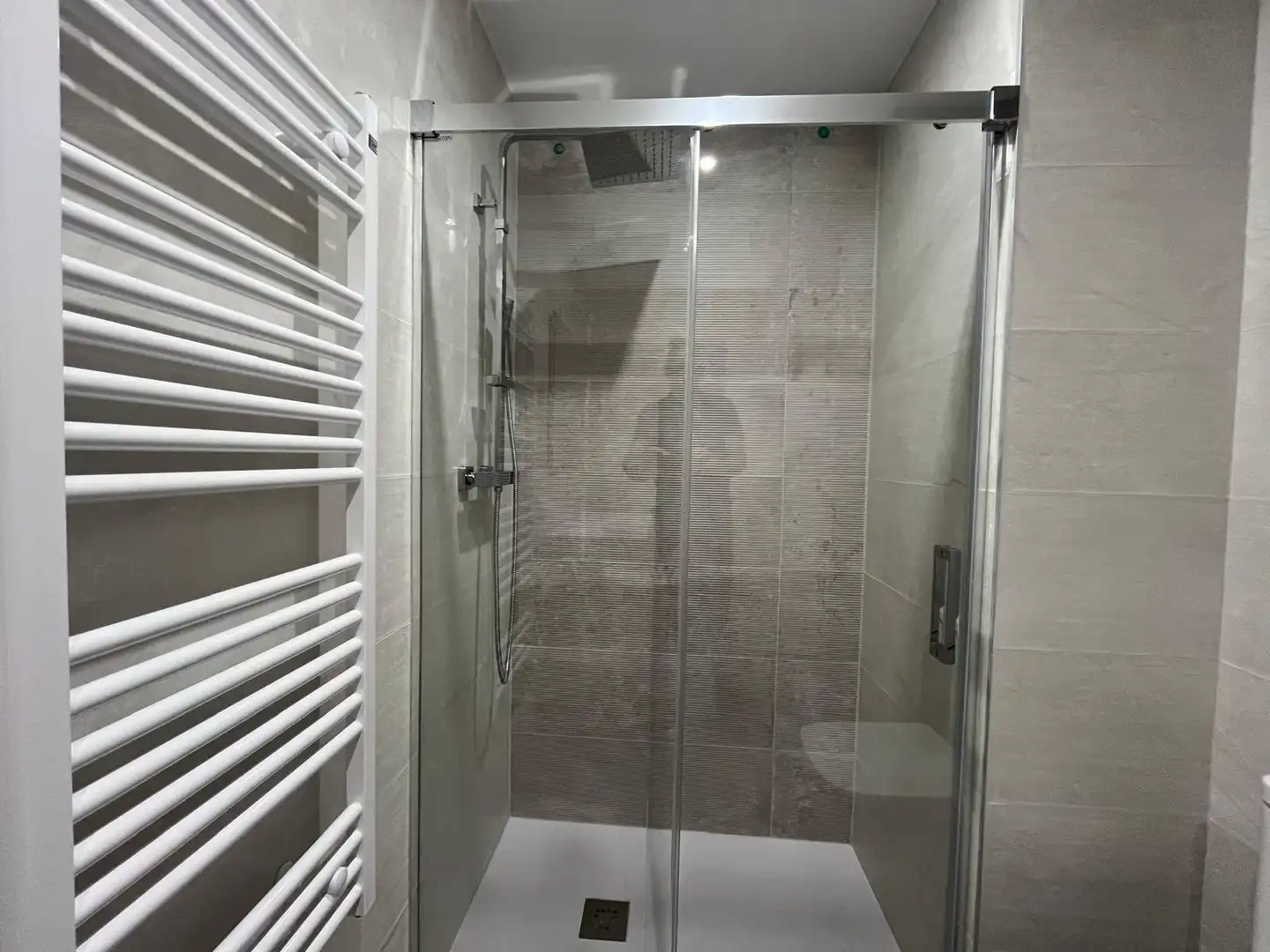 Badezimmer von Wohnung zur Miete in Burgos mit Heizung und Balkon