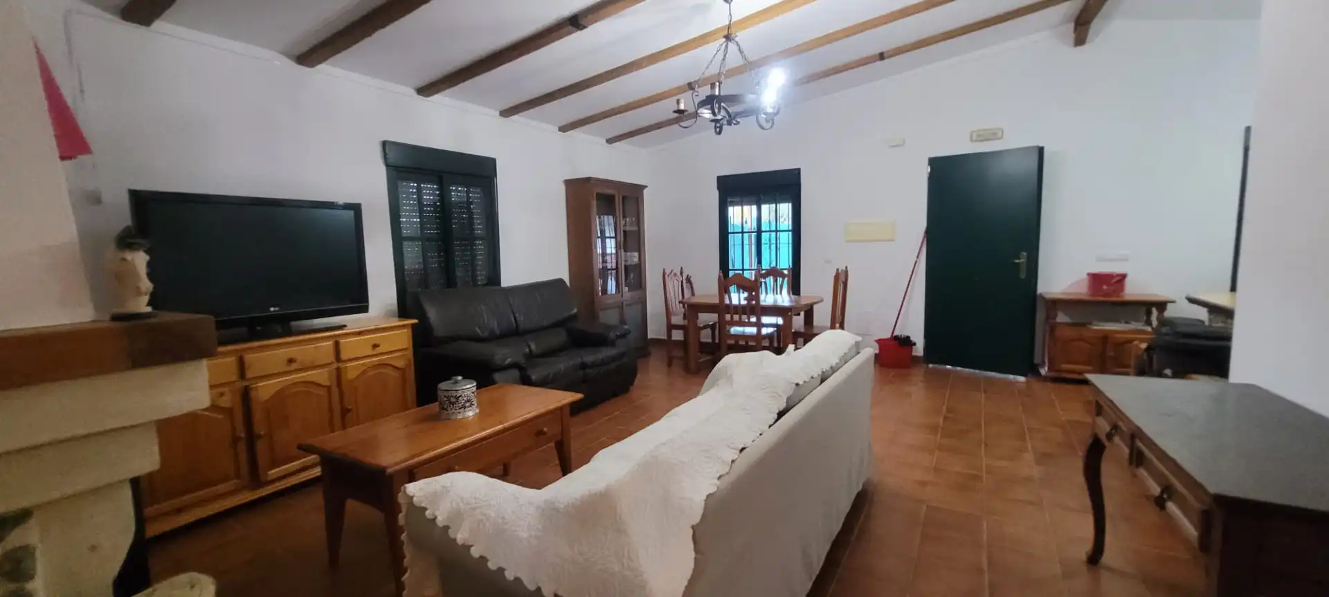 Sala d'estar de Finca rústica en venda en Los Barrios amb Jardí privat, Piscina i Moblat