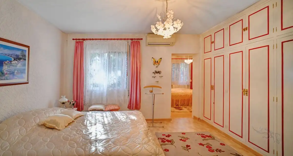Dormitori de Casa o xalet en venda en Marbella amb Jardí privat