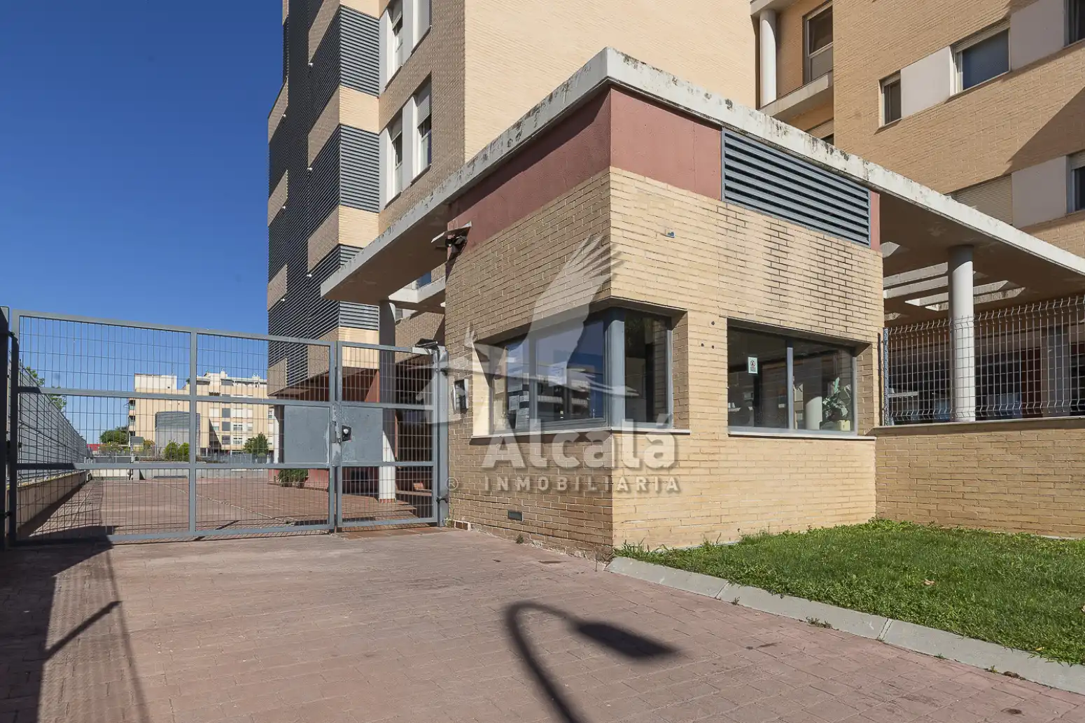 Außenansicht von Wohnung zum Verkauf in Alcalá de Henares mit Klimaanlage, Heizung und Privatgarten