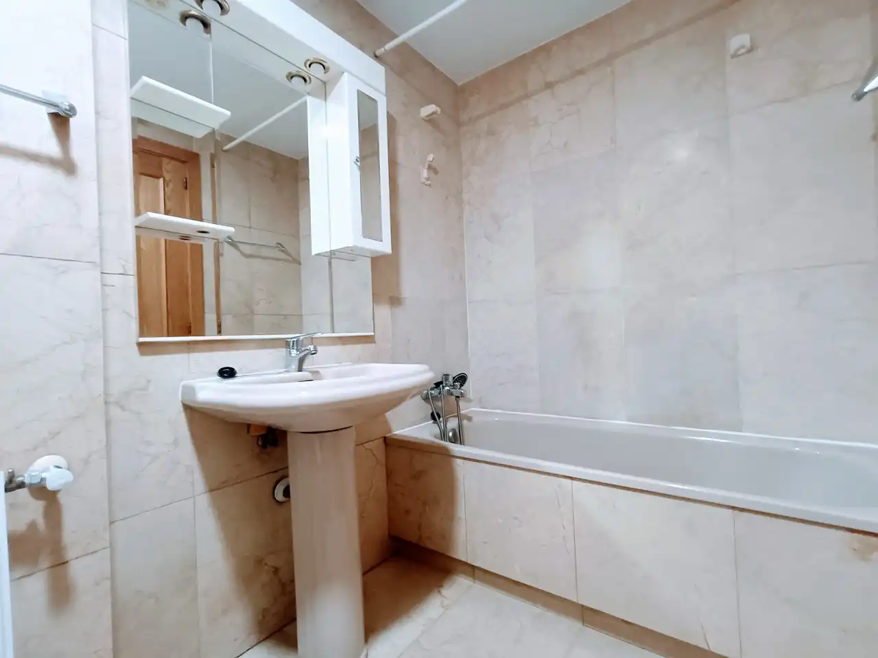 Badezimmer von Wohnung zur Miete in Madrid mit Klimaanlage, Heizung und Abstellraum