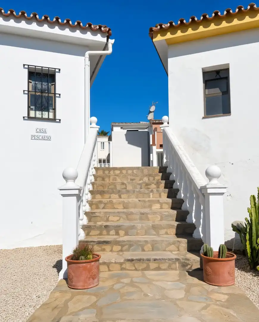 Vista exterior de Casa o xalet en venda en Manilva amb Aire condicionat, Jardí privat i Terrassa