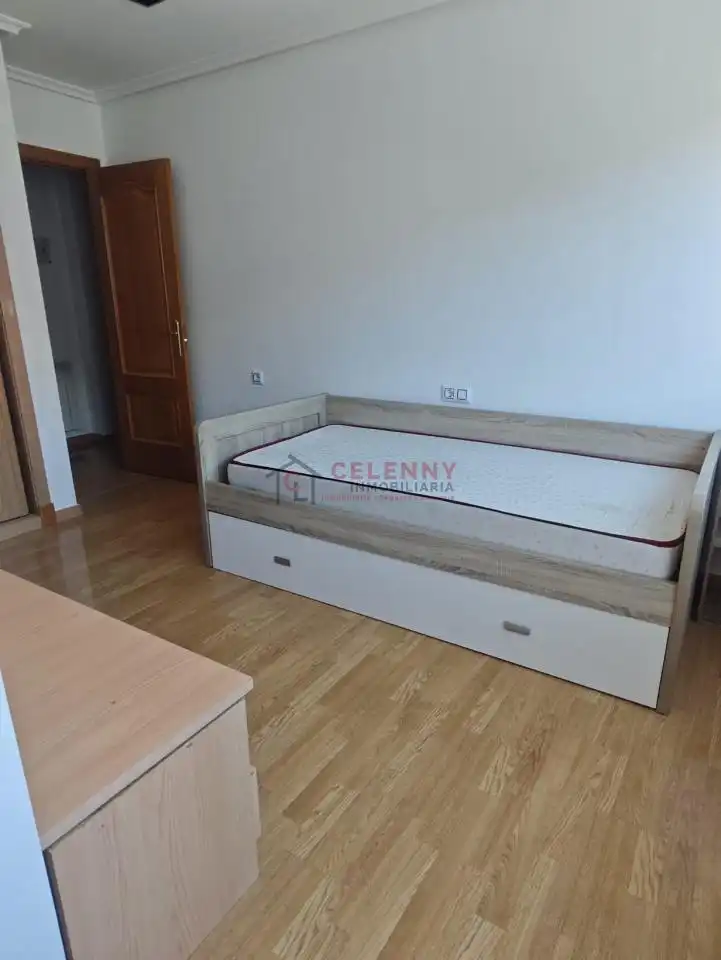 Habitación de Piso de alquiler en Ourense Capital  con Calefacción, Parquet y Trastero