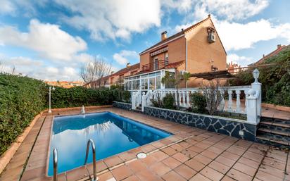 Piscina de Casa adosada en venda en Móstoles amb Aire condicionat, Calefacció i Jardí privat