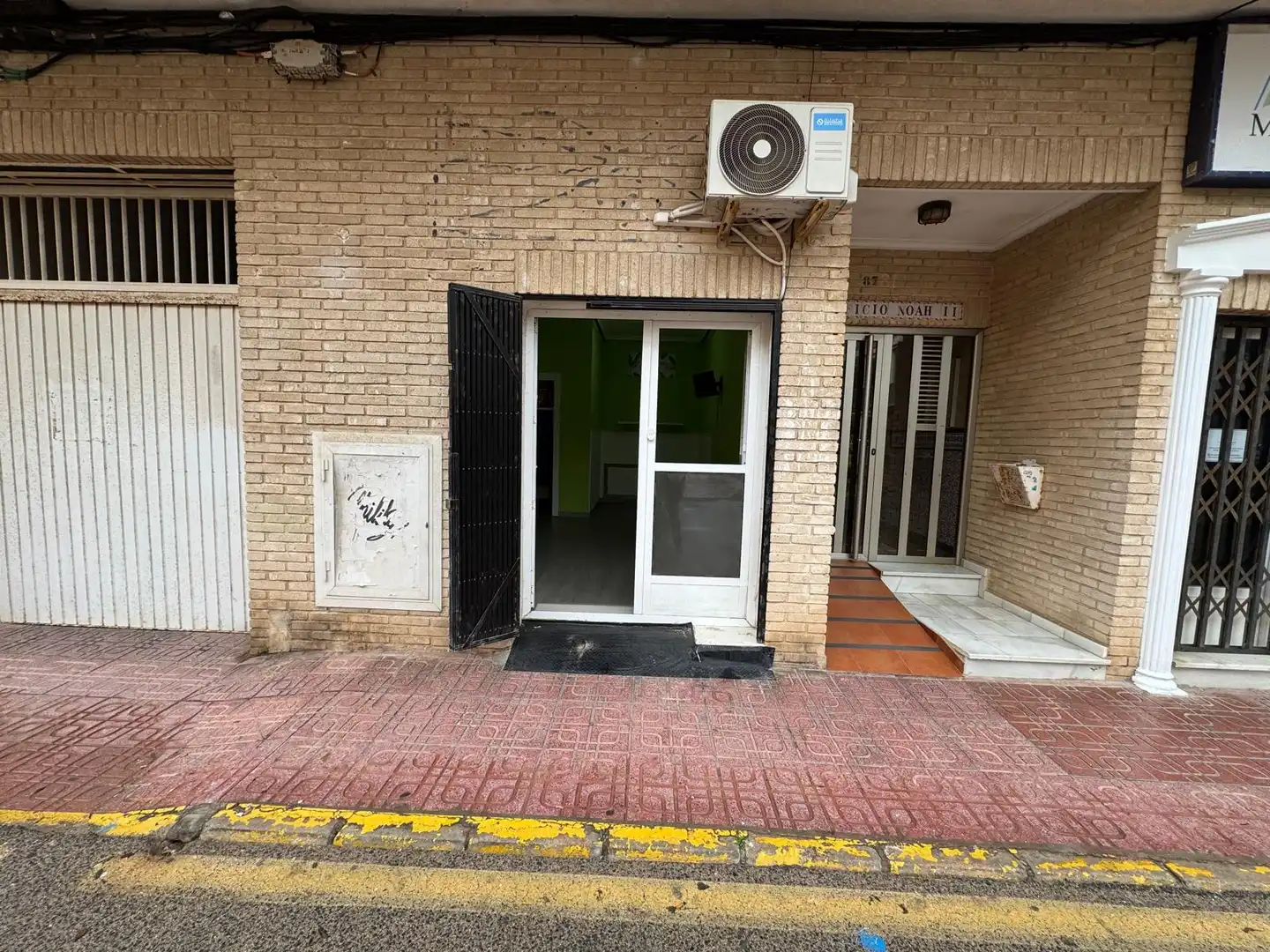 Außenansicht von Geschaftsraum zum Verkauf in Torrevieja mit Klimaanlage und Möbliert