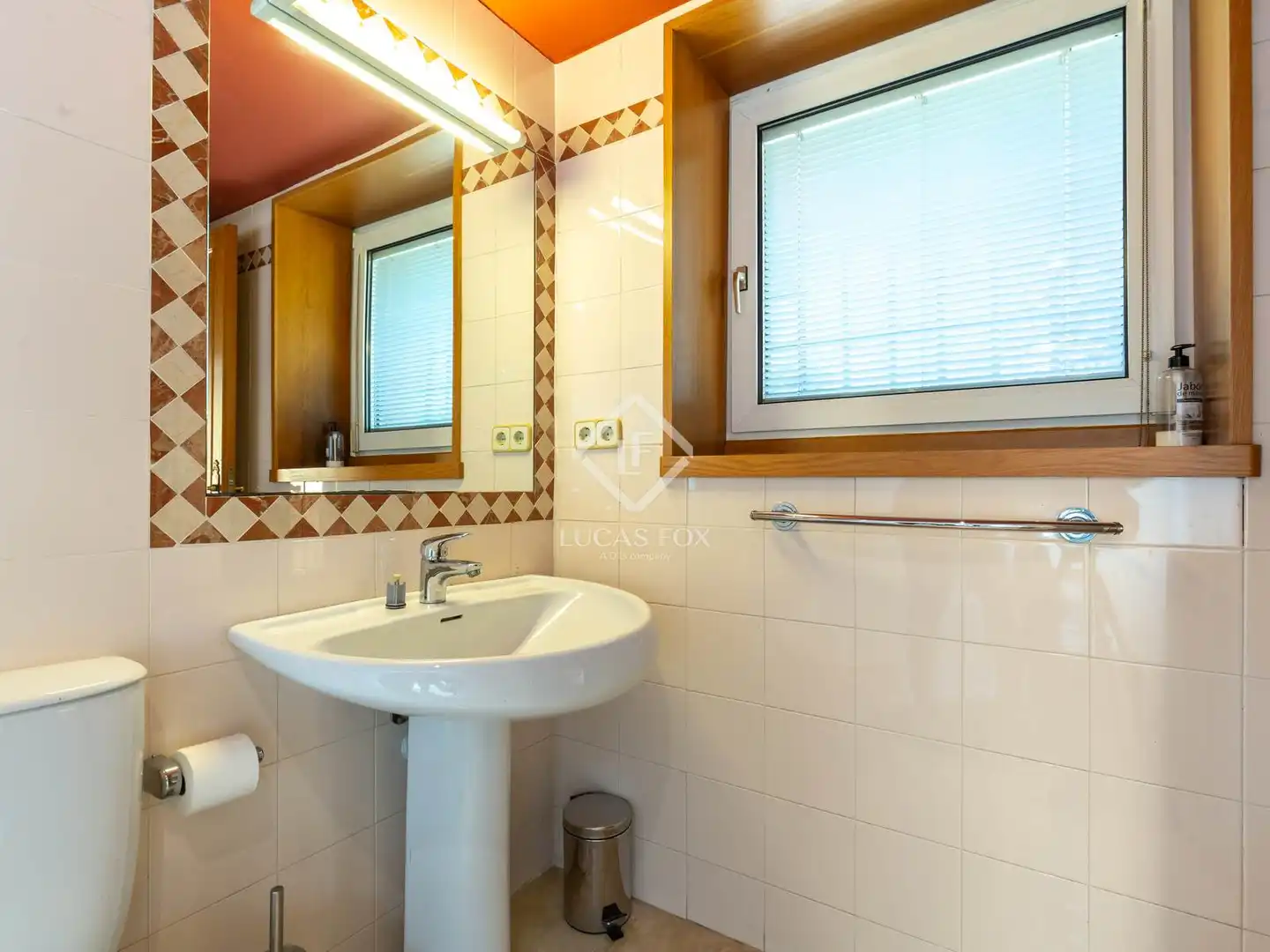 Bathroom of Houses for sale in Esplugues de Llobregat  with Air Conditioner, Heating and Private garden