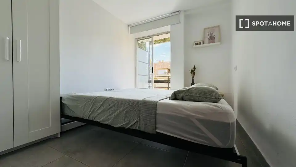 Habitación de Apartamento para compartir en Valencia con Aire acondicionado, Calefacción y Terraza