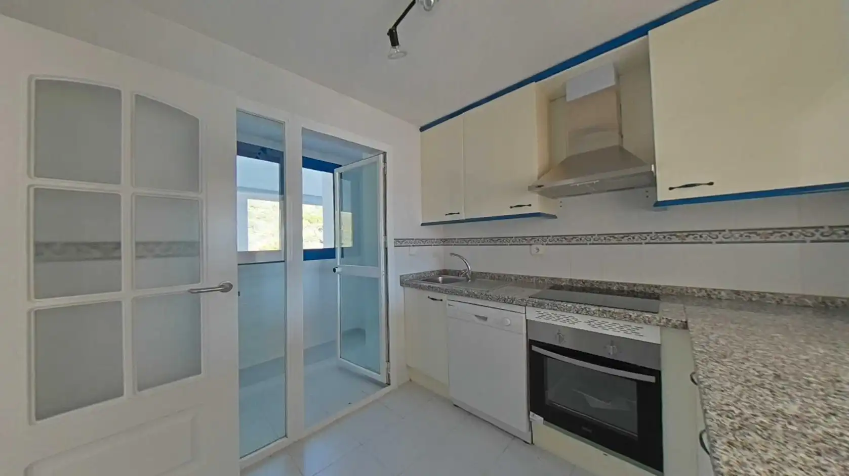 Cuina de Apartament en venda en Manilva amb Piscina