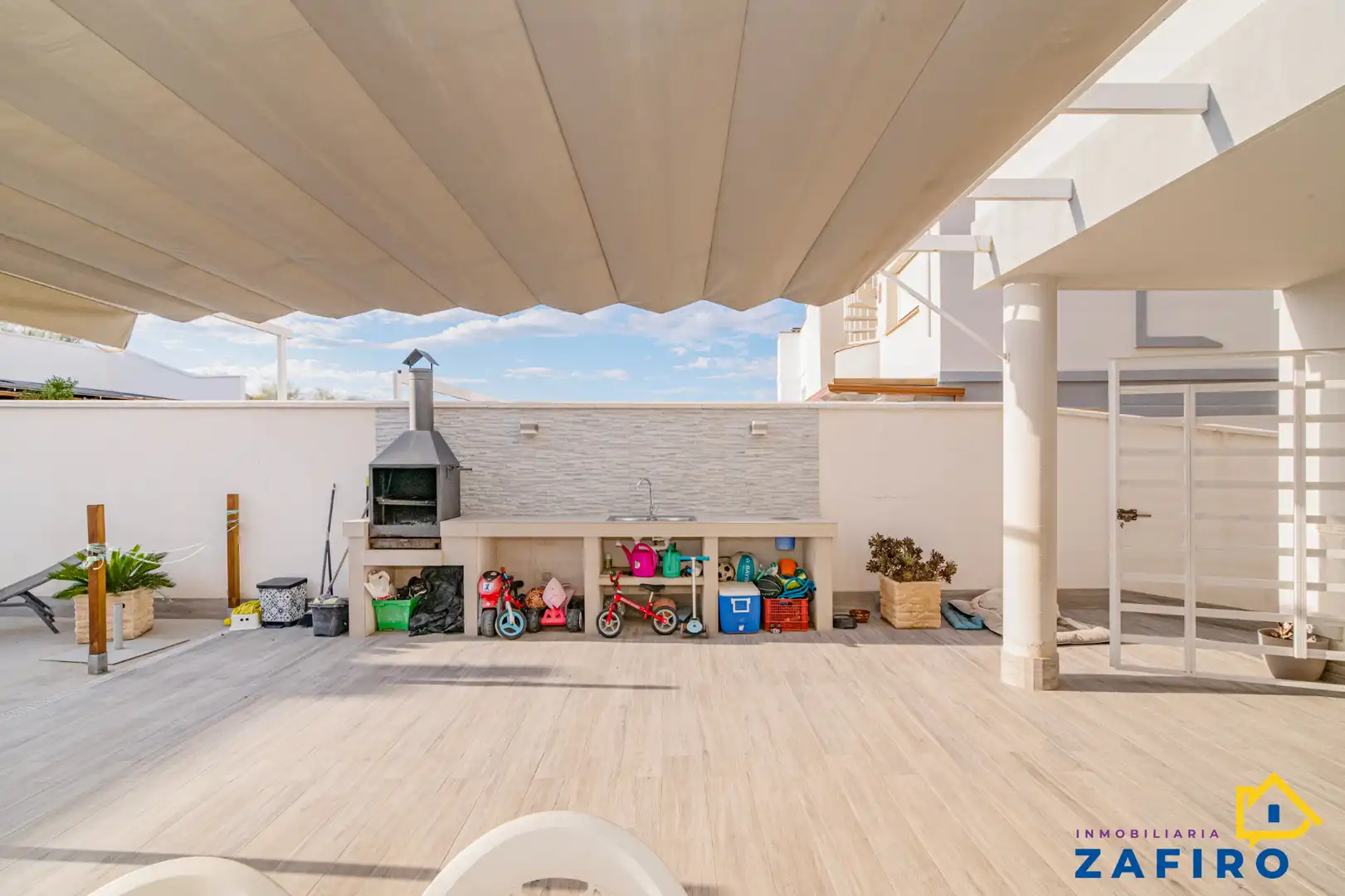 Casa aparellada amb terrassa en venda a Jun, imagen 4