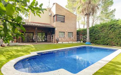 Exterior view of House or chalet for sale in Sant Cugat del Vallès  with Air Conditioner, Heating and Private garden