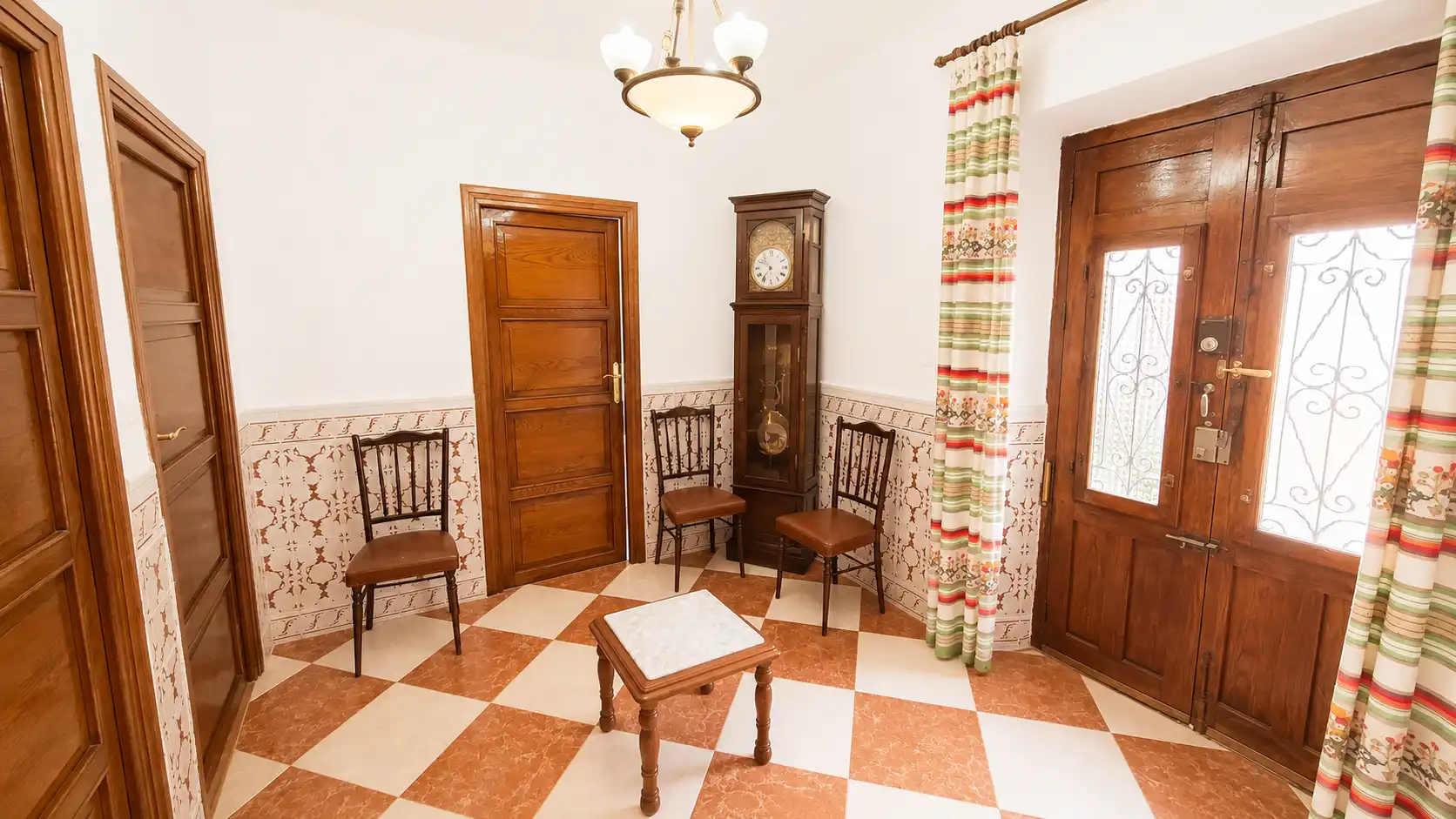 Einfamilien-Reihenhaus zum Verkauf in Vélez de Benaudalla mit Privatgarten, Terrasse und Möbliert