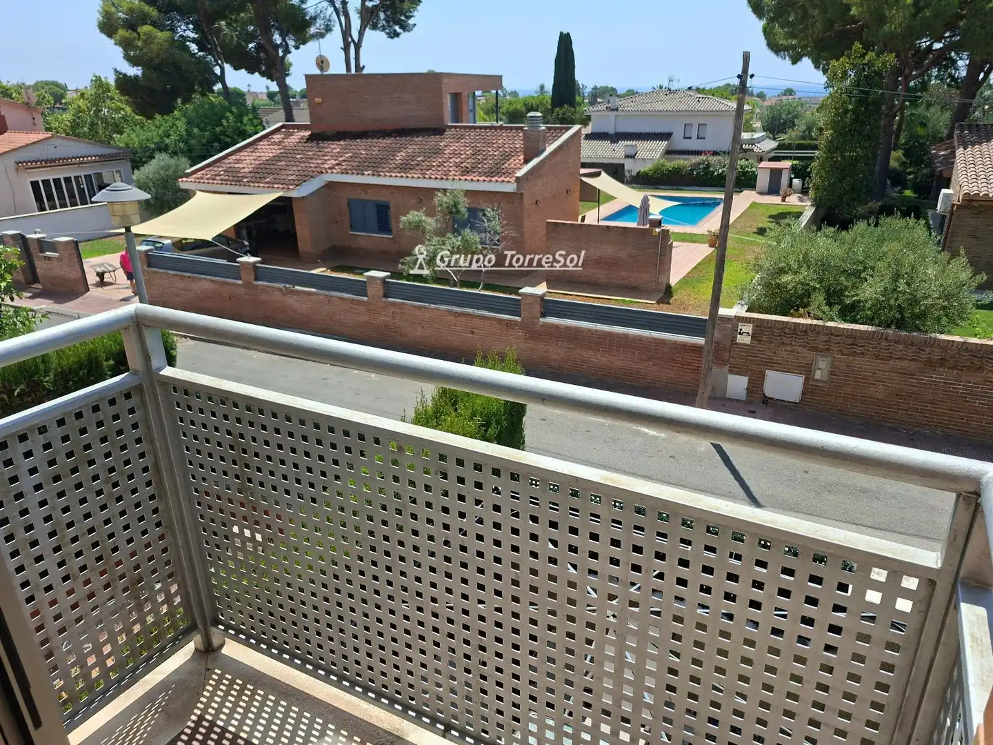 Terrasse von Einfamilien-Reihenhaus zum Verkauf in El Vendrell mit Privatgarten, Schwimmbad und Gemeinschaftspool