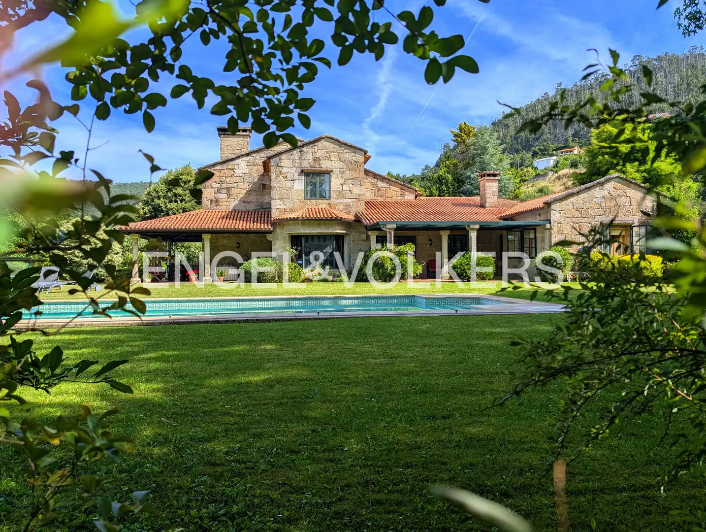 Vista exterior de Casa o xalet en venda en Nigrán amb Calefacció, Jardí privat i Terrassa