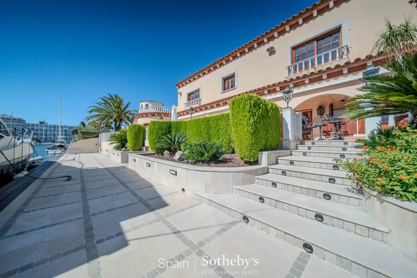 Exterior view of Houses for sale in Empuriabrava  with Air Conditioner, Heating and Private garden