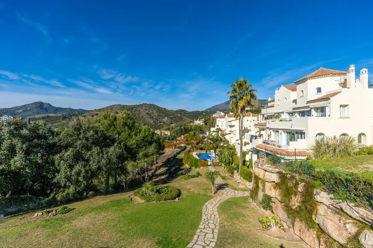 Außenansicht von Wohnungen zum Verkauf in Benahavís mit Klimaanlage, Privatgarten und Terrasse