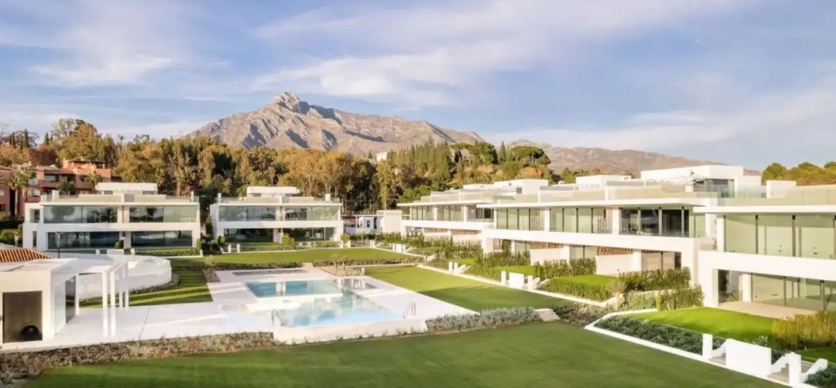 Außenansicht von Haus oder Chalet zum Verkauf in Marbella mit Klimaanlage, Privatgarten und Terrasse