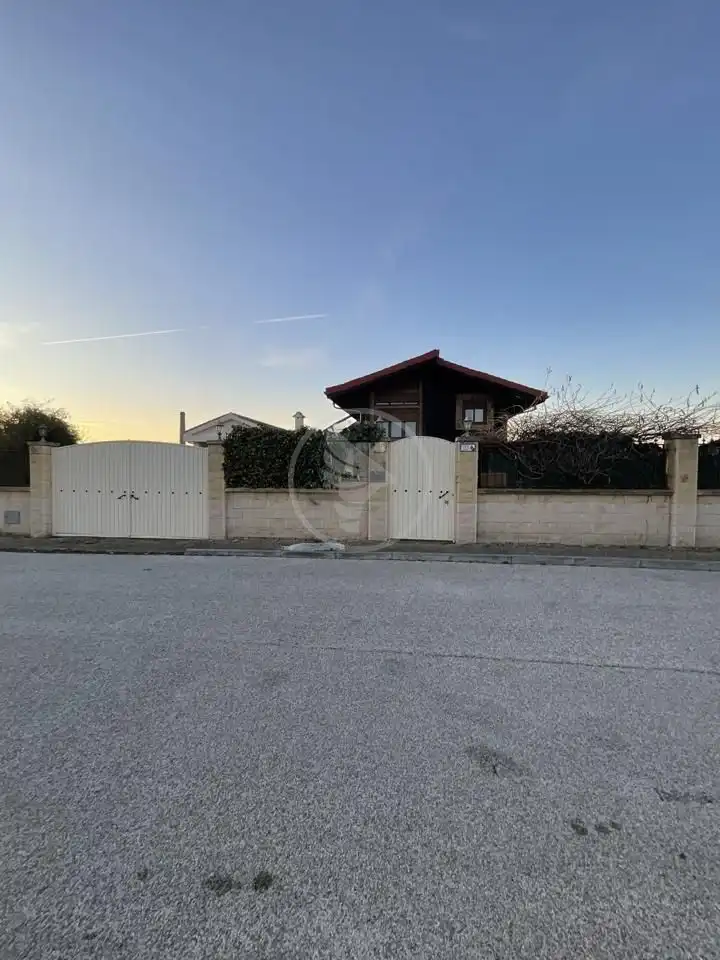Vista exterior de Finca rústica en venda en Linares amb Jardí privat, Terrassa i Piscina
