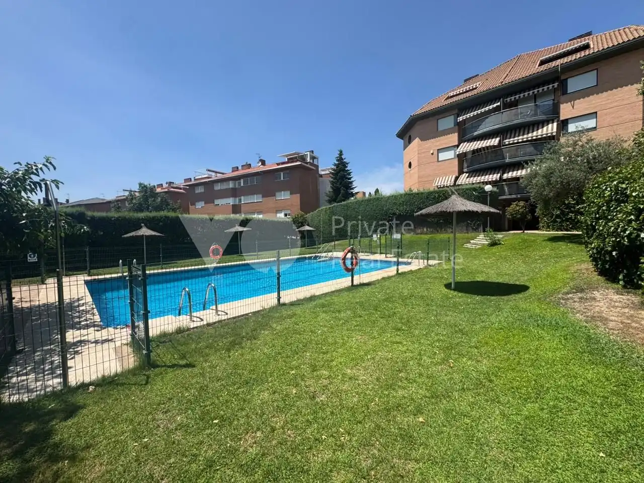 Schwimmbecken von Erdgeschoss zum Verkauf in Boadilla del Monte mit Klimaanlage, Heizung und Privatgarten