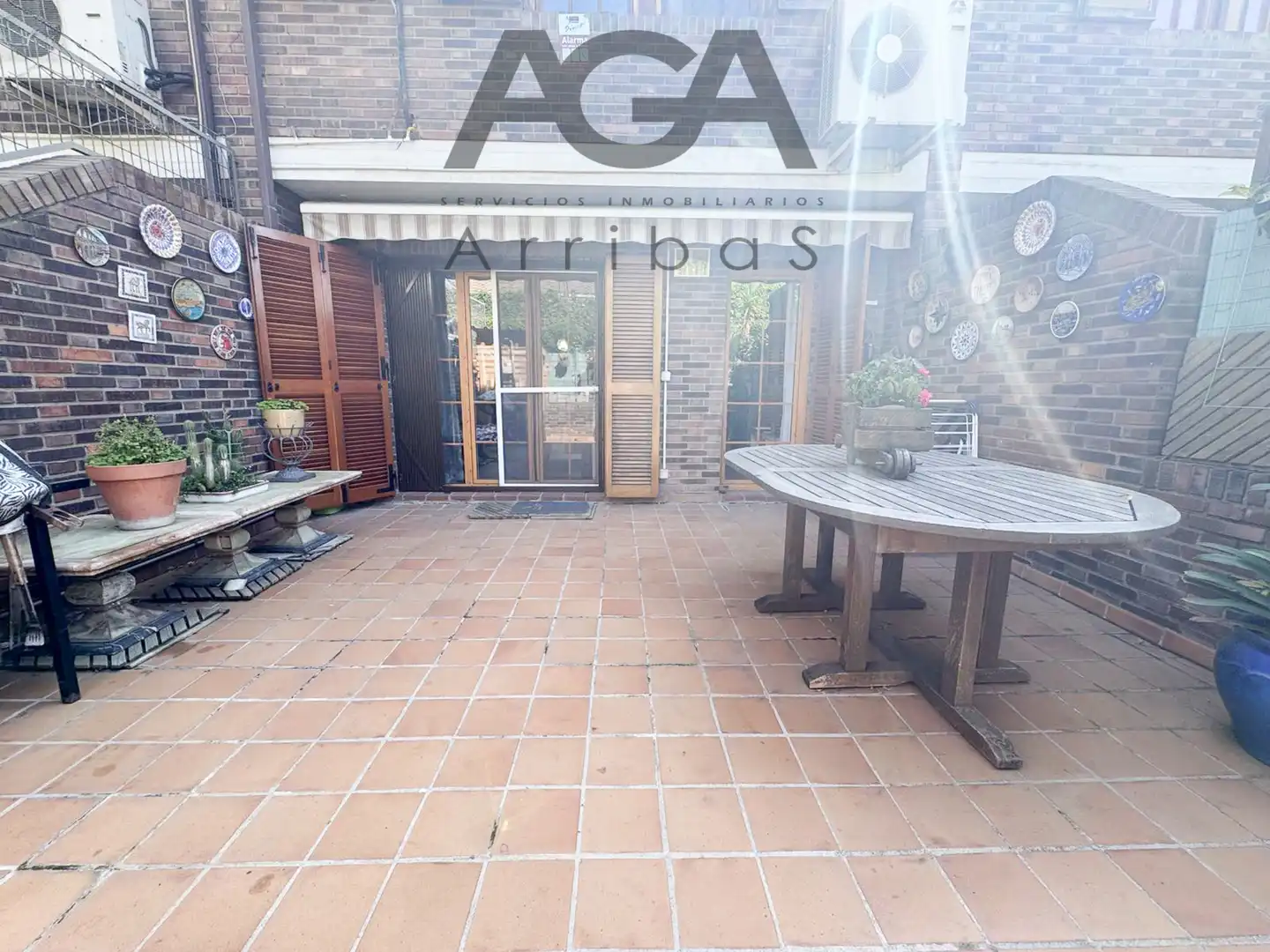 Terrasse von Einfamilien-Reihenhaus zum Verkauf in Badalona mit Klimaanlage und Abstellraum