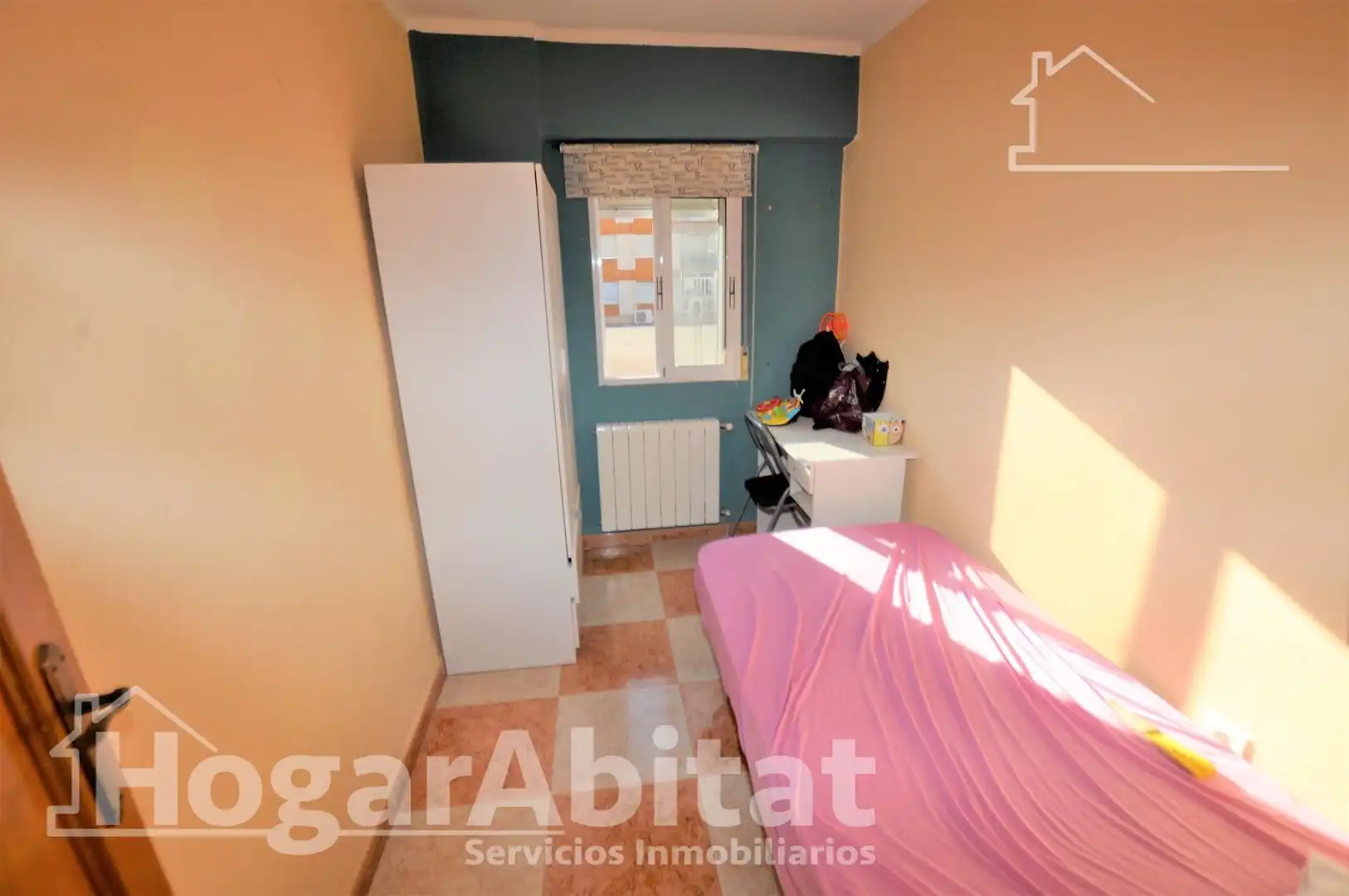 Bedroom of Flat for sale in Valencia  with Heating, Furnished and Balcony