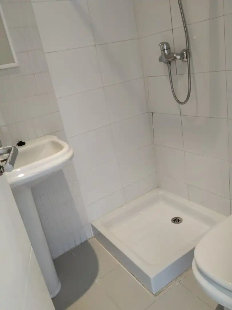 Bathroom of Flat for sale in Madrid  with Air Conditioner, Heating and Storage room