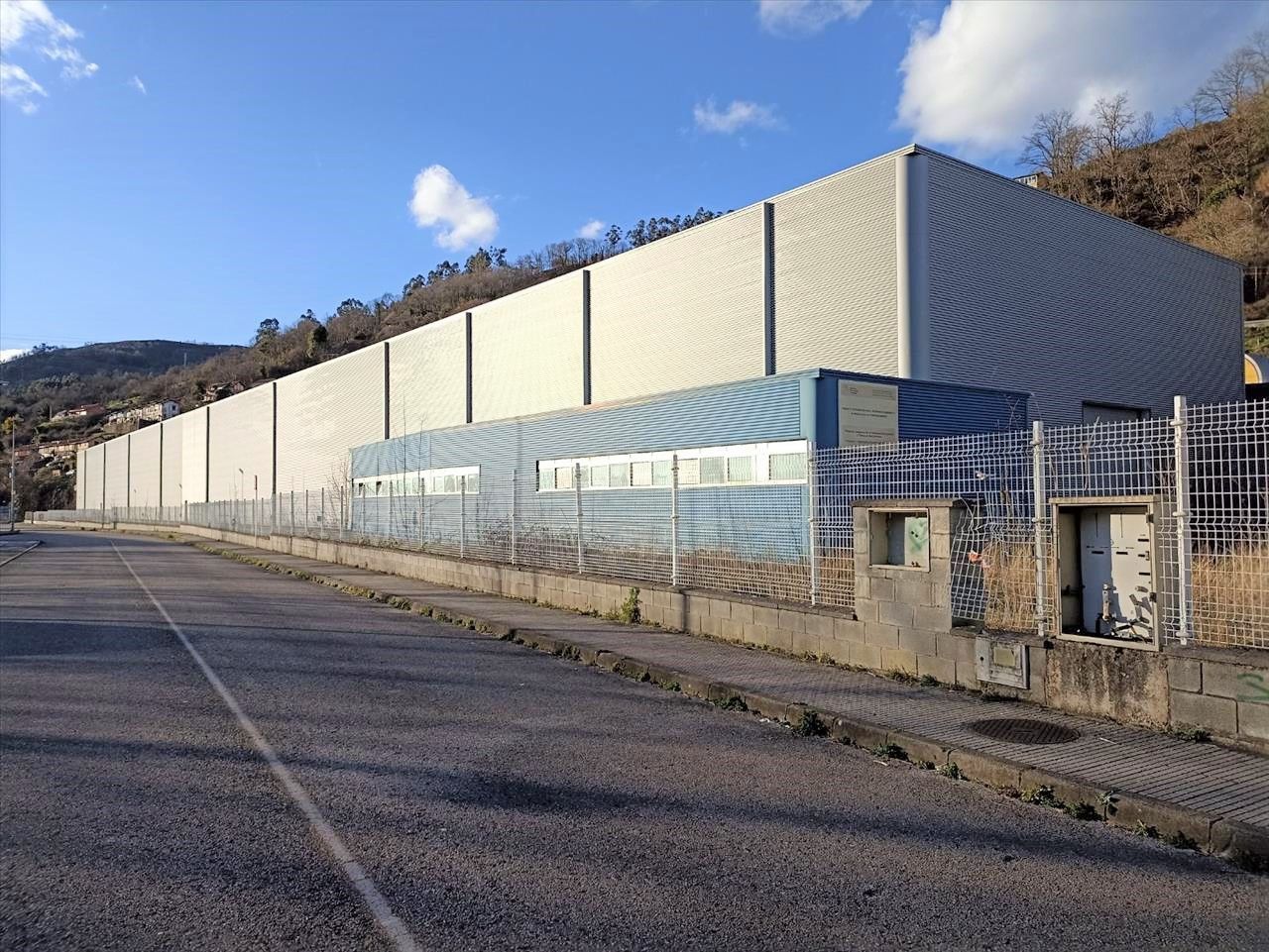 Vista exterior de Nau industrial en venda en Mieres (Asturias)