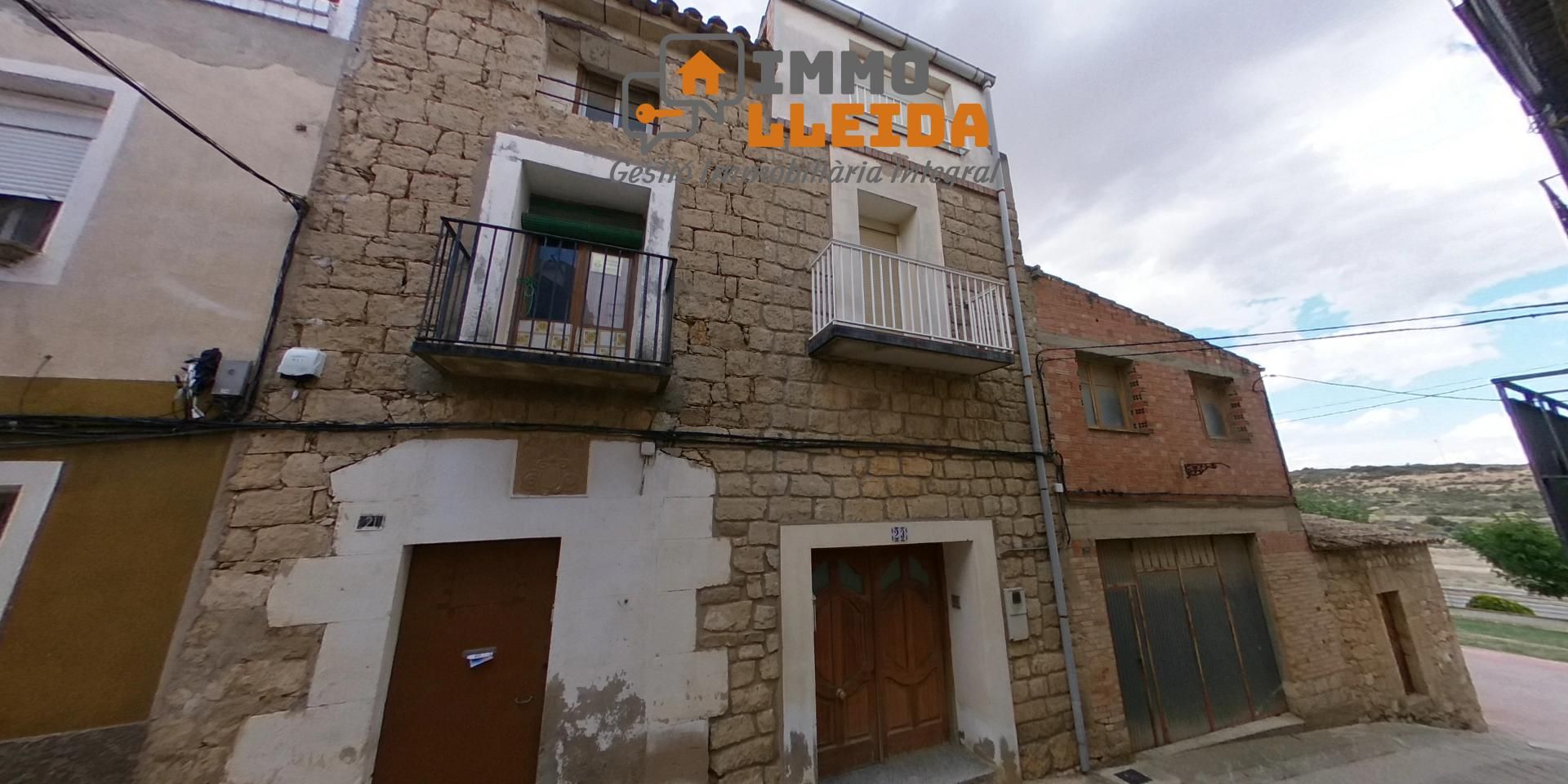 Vista exterior de Casa adosada en venda en Maials amb Terrassa, Traster i Moblat