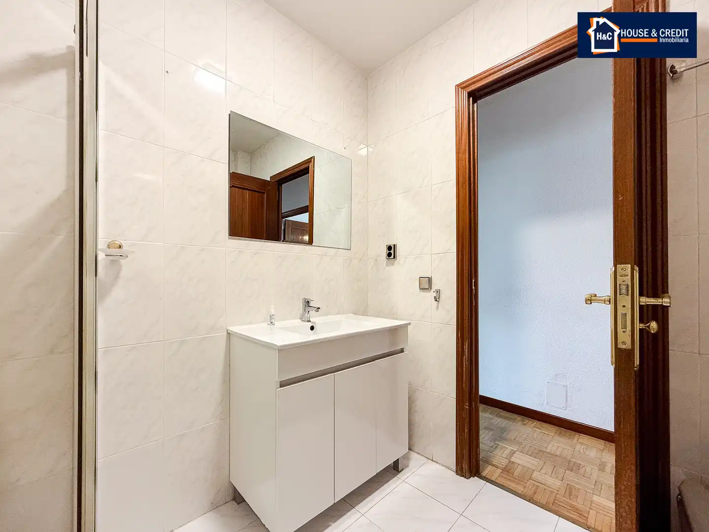 Bathroom of Flat for rent in Madrid  with Air Conditioner, Heating and Parquet flooring