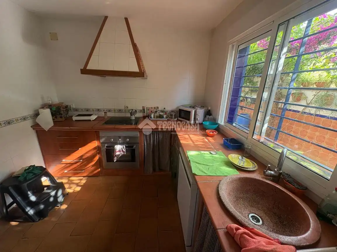 Cuina de Casa adosada en venda en Espartinas amb Aire condicionat, Jardí privat i Terrassa