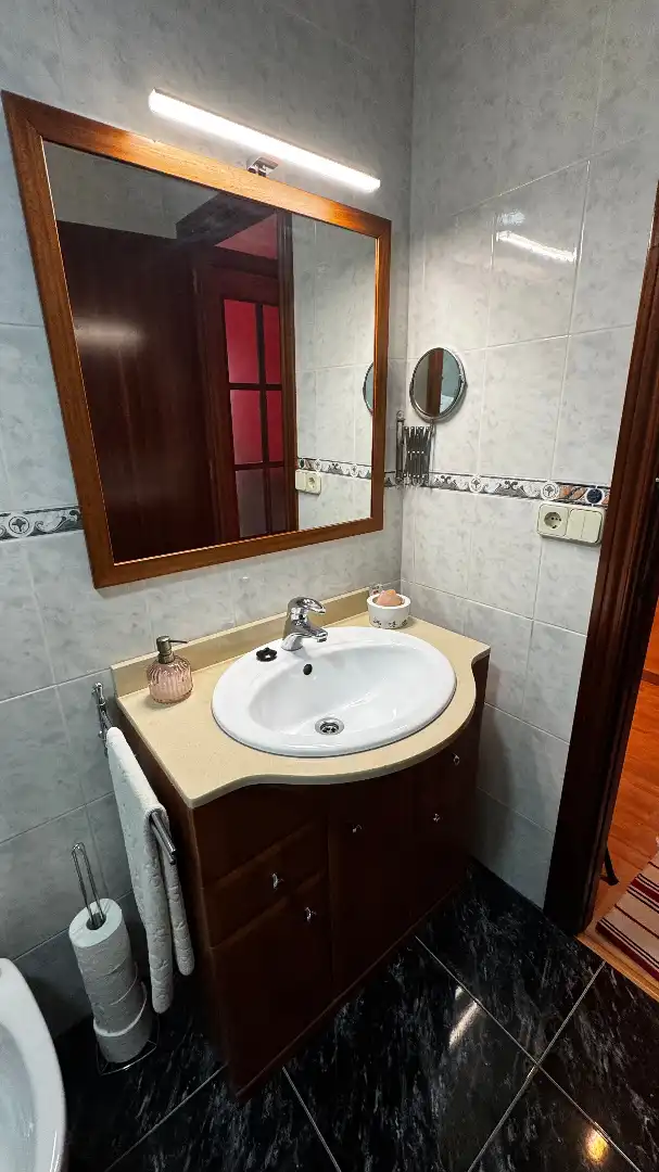 Badezimmer von Wohnung zum Verkauf in Roda de Berà mit Klimaanlage, Heizung und Parkett