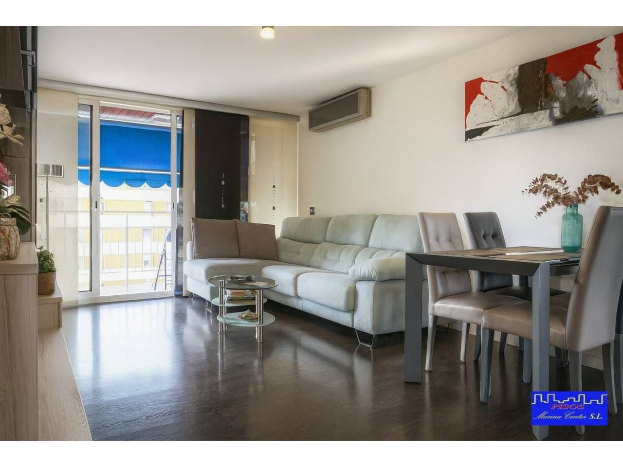 Living room of Flat for sale in L'Hospitalet de Llobregat  with Air Conditioner, Furnished and Balcony
