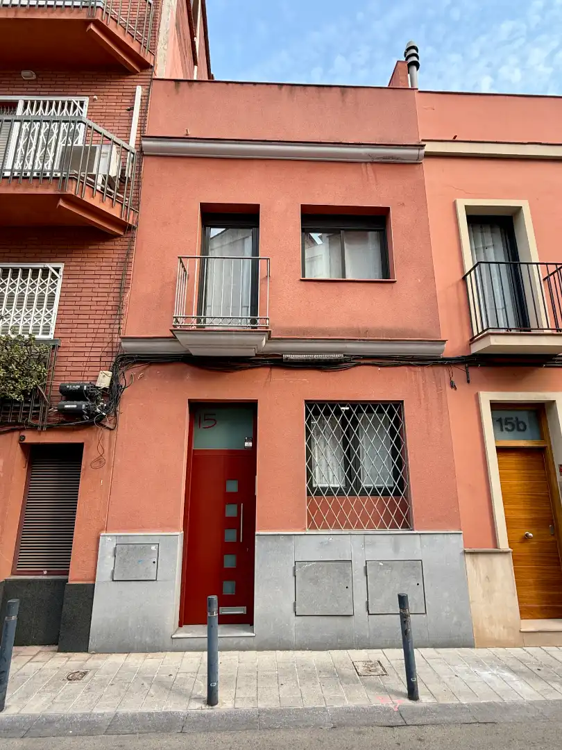 Vista exterior de Casa adosada en venda en Barcelona amb Aire condicionat, Calefacció i Jardí privat
