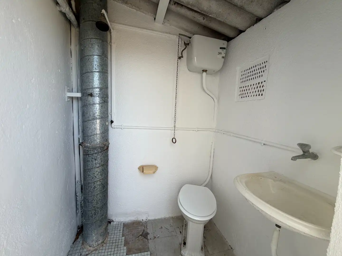 Badezimmer von Einfamilien-Reihenhaus zum Verkauf in Santa Margarida I Els Monjos mit Heizung, Terrasse und Ofen