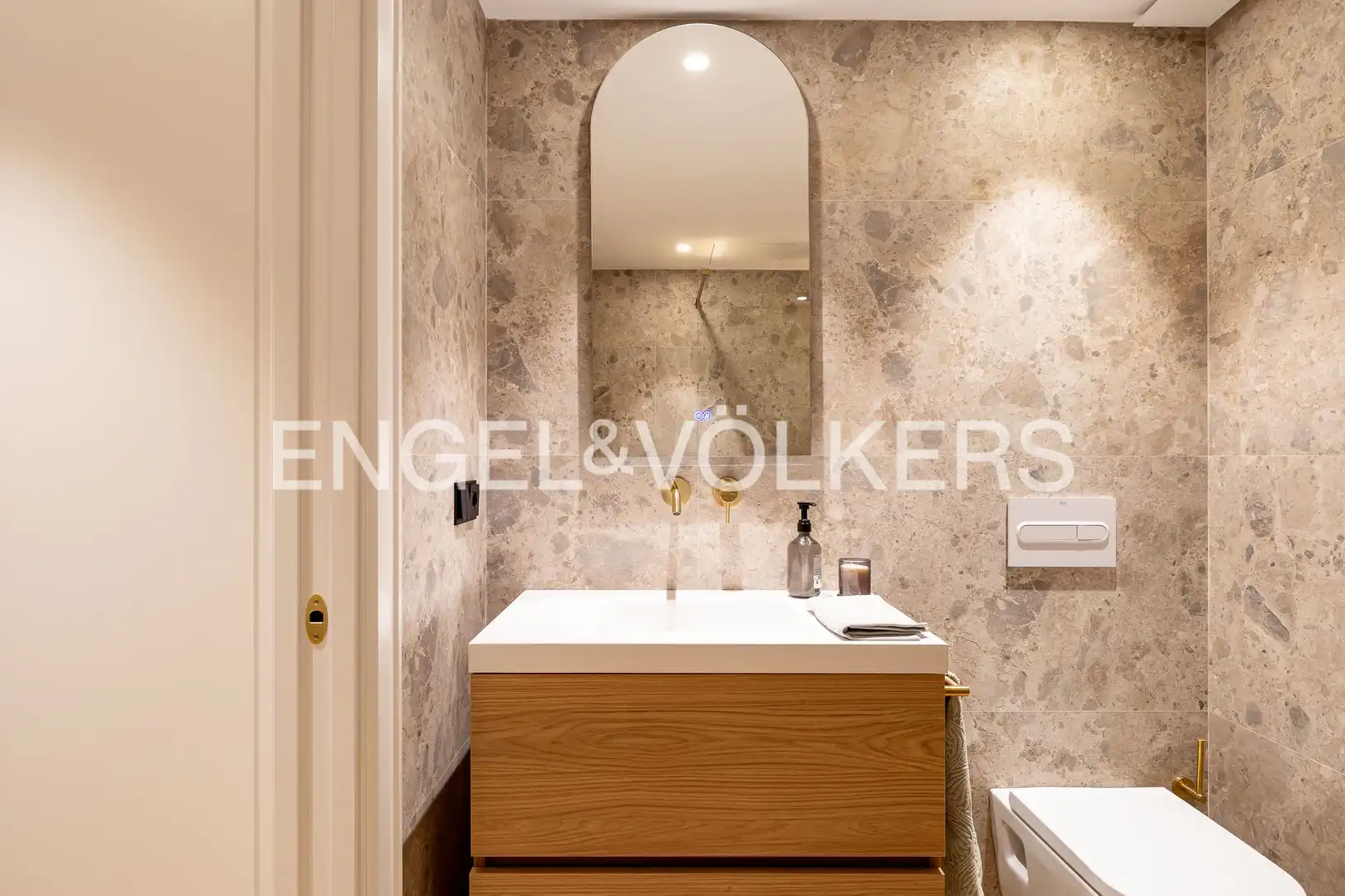 Badezimmer von Wohnung zum Verkauf in Madrid mit Klimaanlage, Heizung und Möbliert