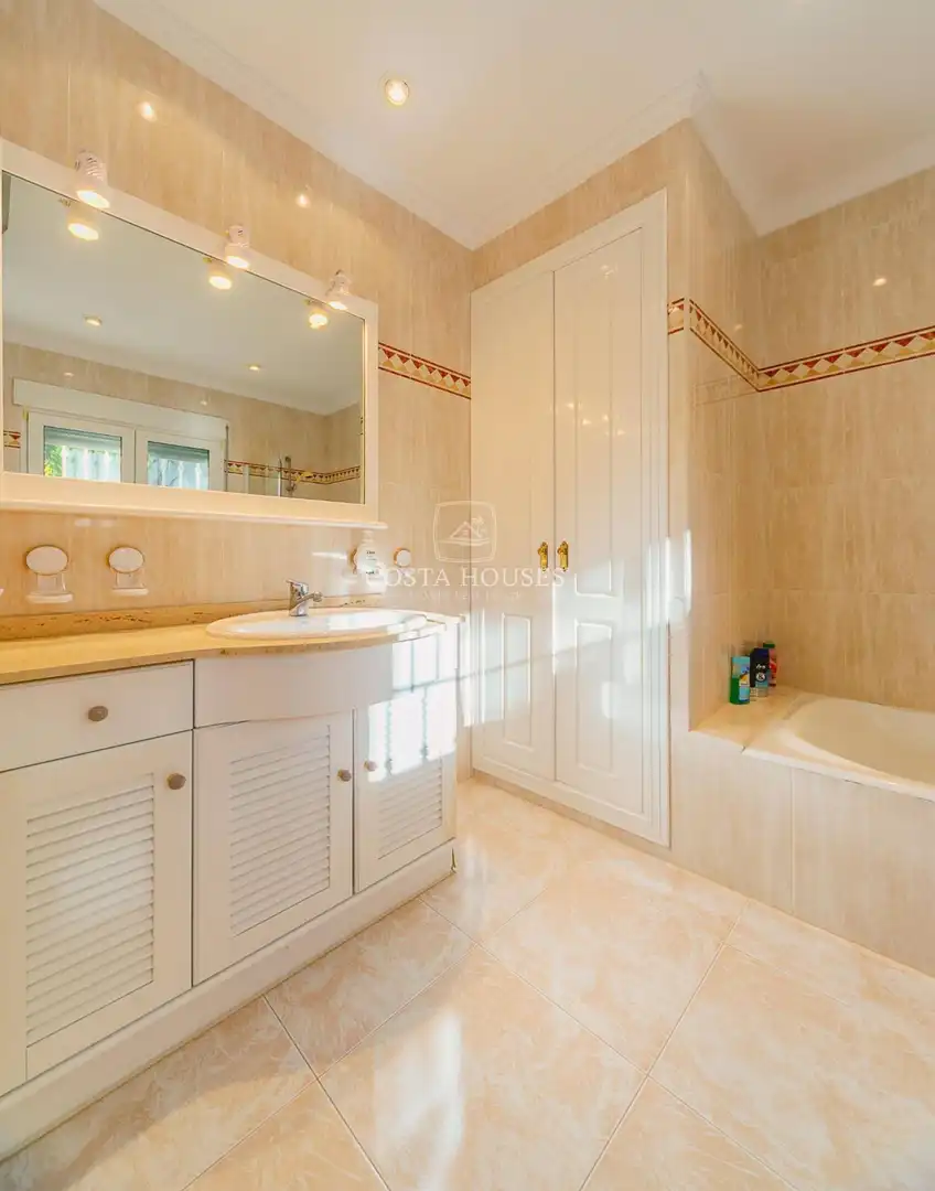 Bathroom of Houses for sale in Dénia  with Air Conditioner, Heating and Private garden