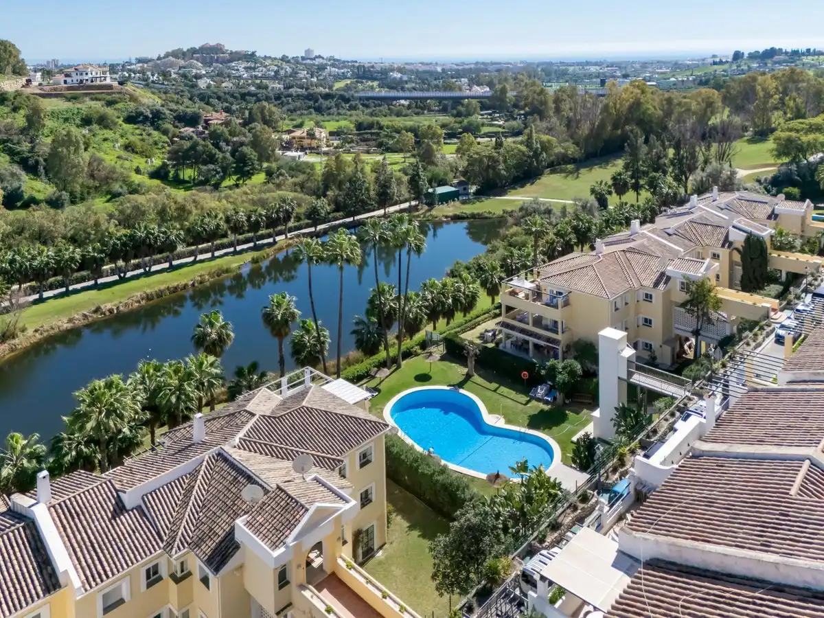Vista exterior de Apartamento en venta en Benahavís con Aire acondicionado, Terraza y Piscina comunitaria
