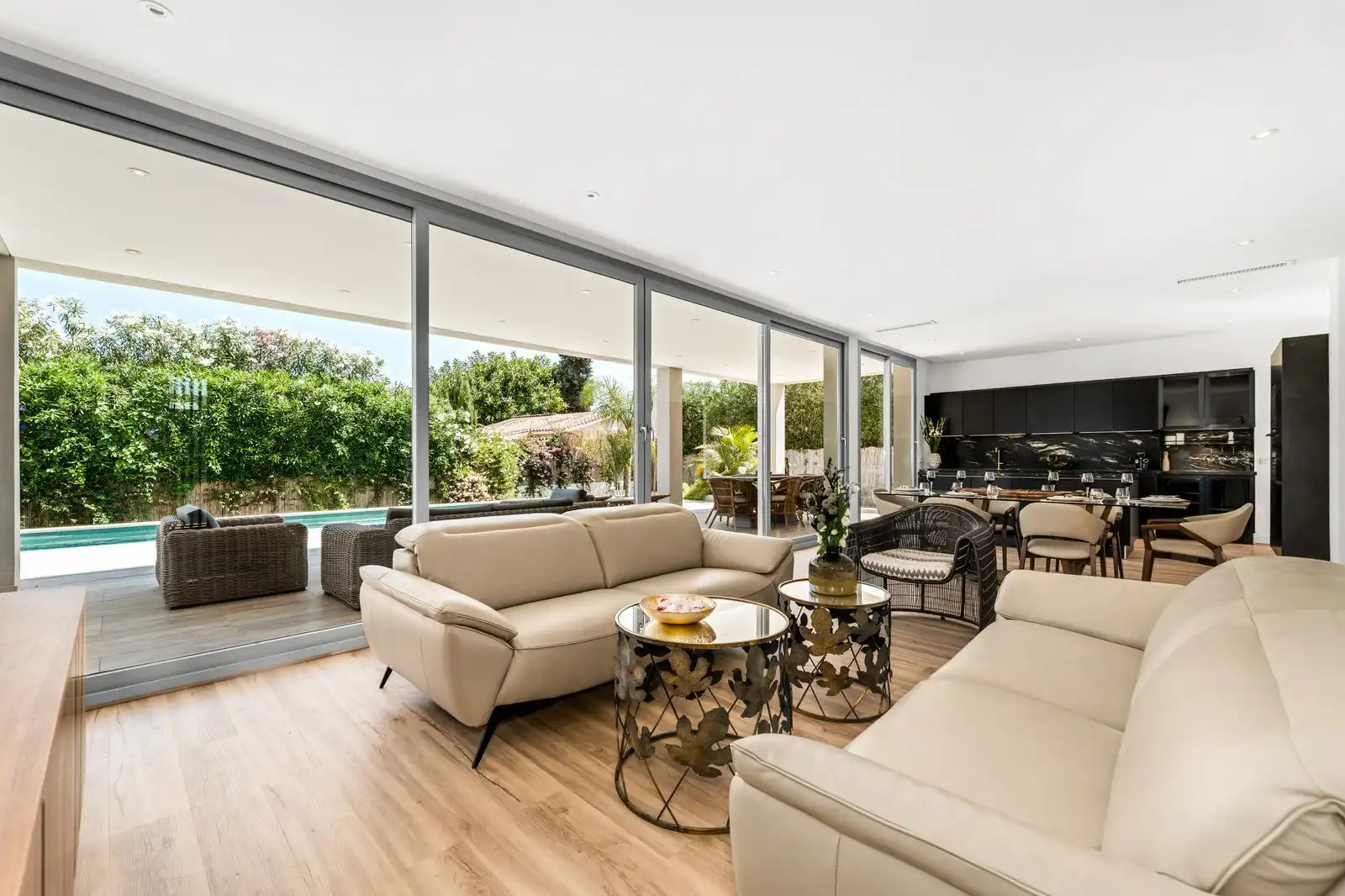 Chalet con piscina en venta en Avenida Marqués del Duero 82, imagen 2