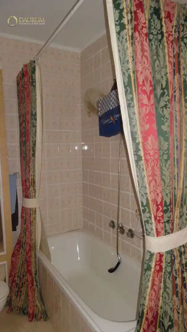 Bathroom of Flat for sale in Sevilla  with Air Conditioner, Heating and Terrace