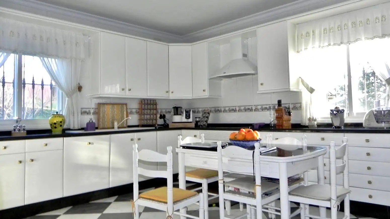 Cuina de Casa o xalet en venda en Cáceres amb Aire condicionat, Jardí privat i Parquet