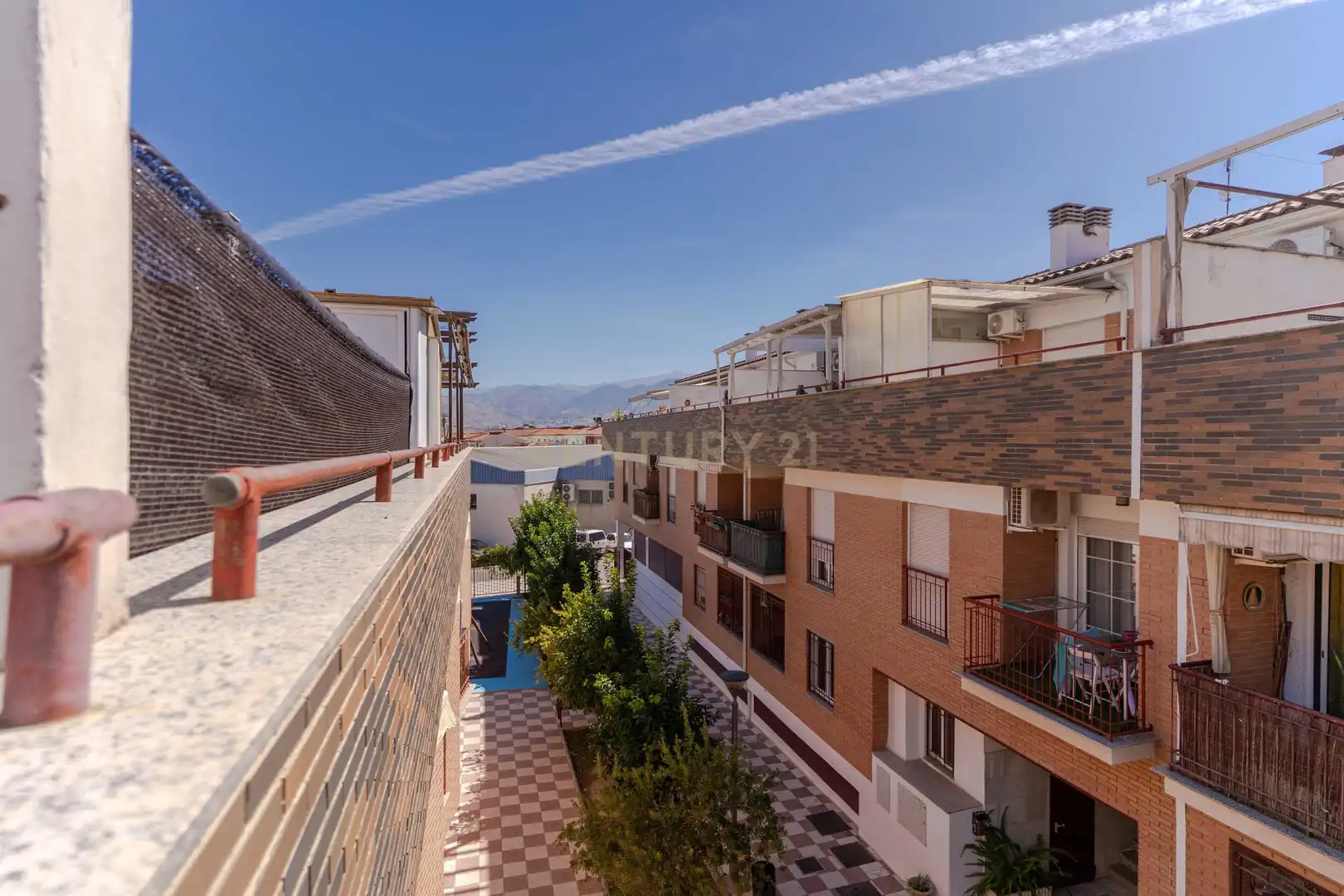 Vista exterior de Apartament en venda en Churriana de la Vega amb Jardí privat i Piscina comunitària
