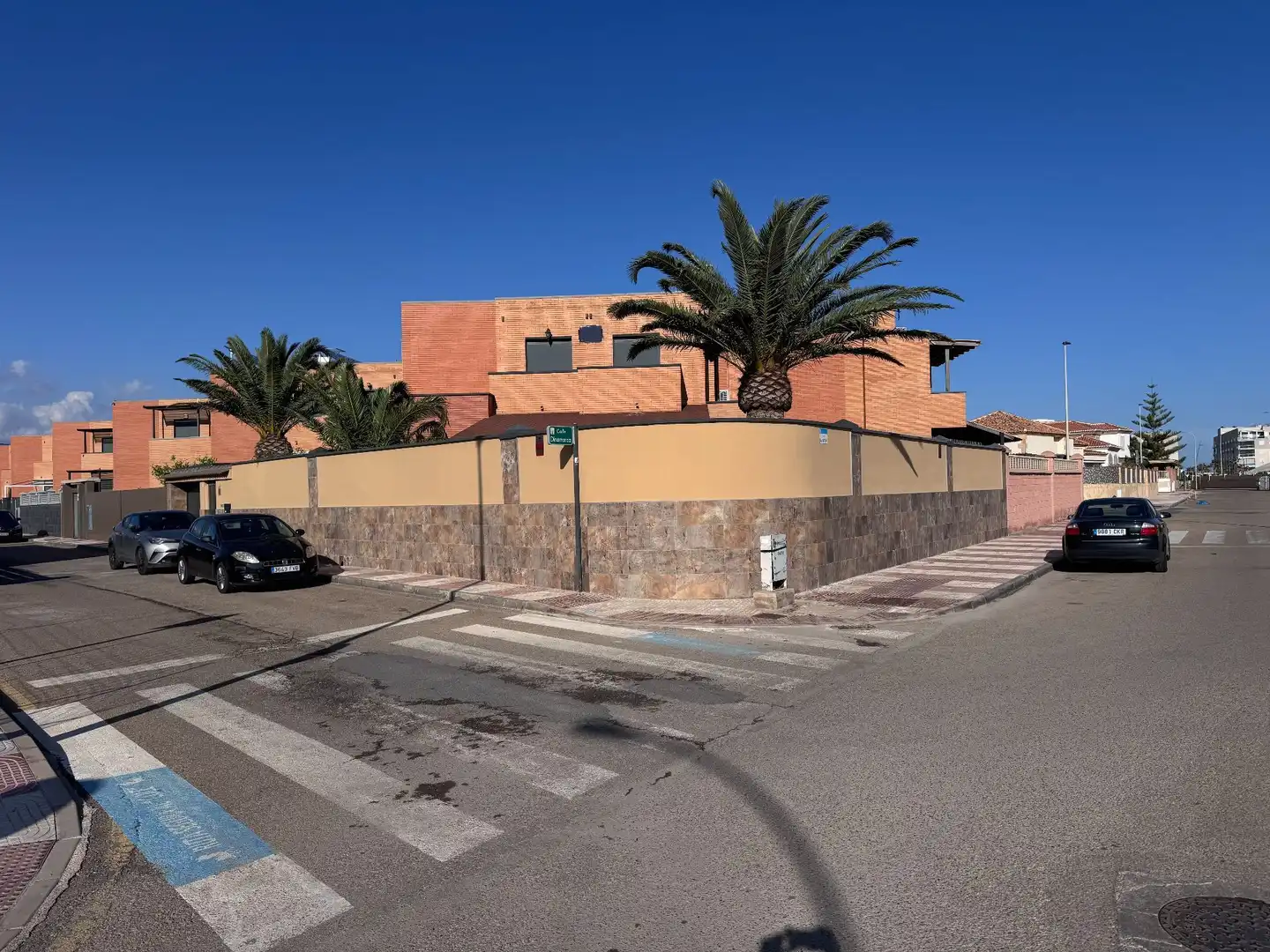 Vista exterior de Casa o chalet en venta en Roquetas de Mar con Aire acondicionado, Jardín privado y Terraza