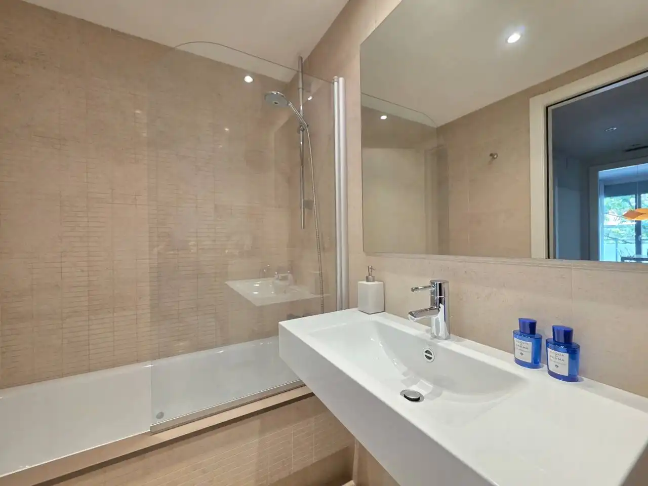 Badezimmer von Wohnungen zum Verkauf in Barcelona mit Klimaanlage, Heizung und Parkett